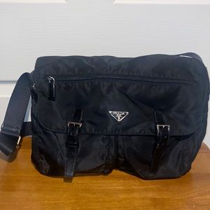 Auth PRADA logo messenger nylon tessuto
vela bag Fab!